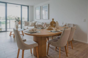 Lux Lakeside Apt - Gold Coast
